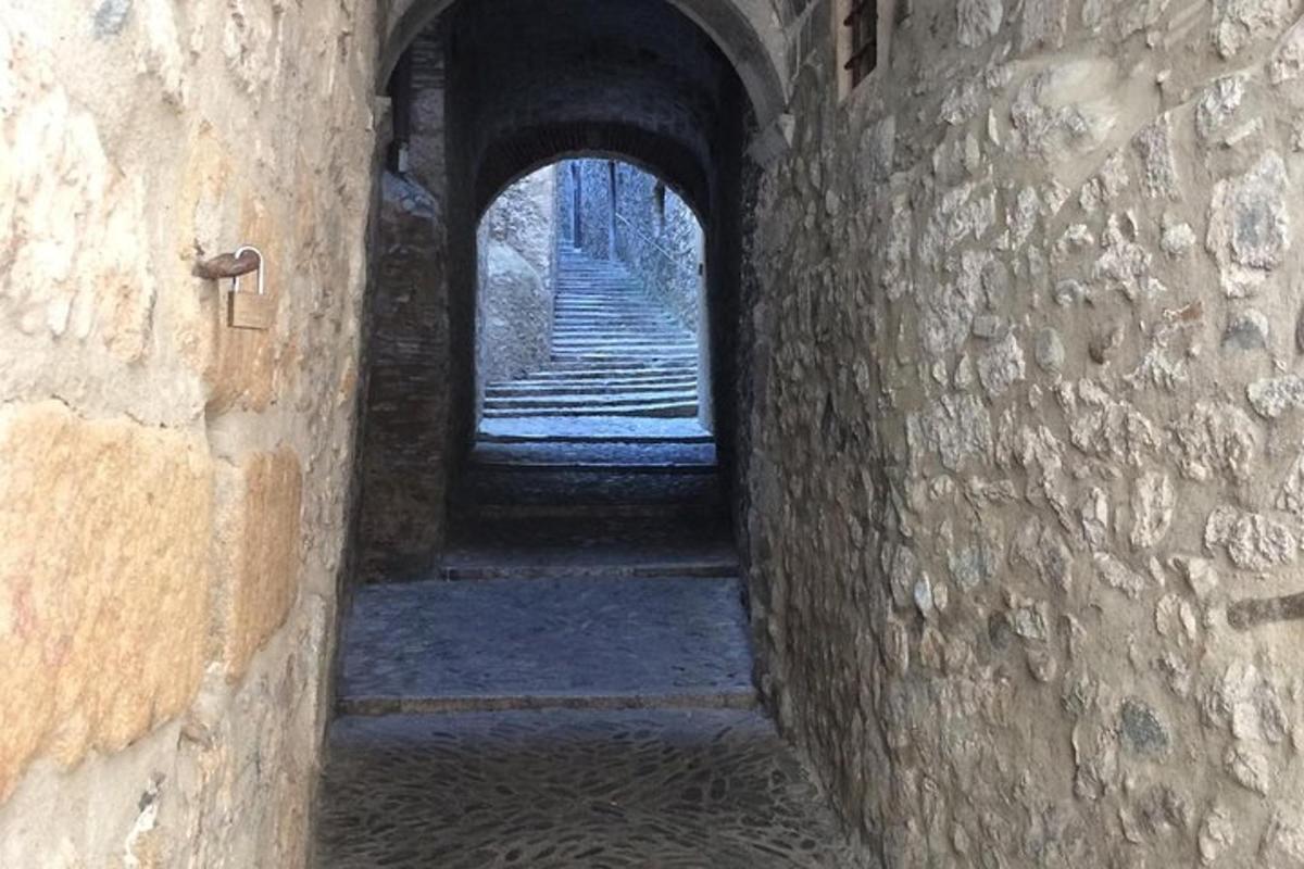 un carreró en un antic edifici de pedra