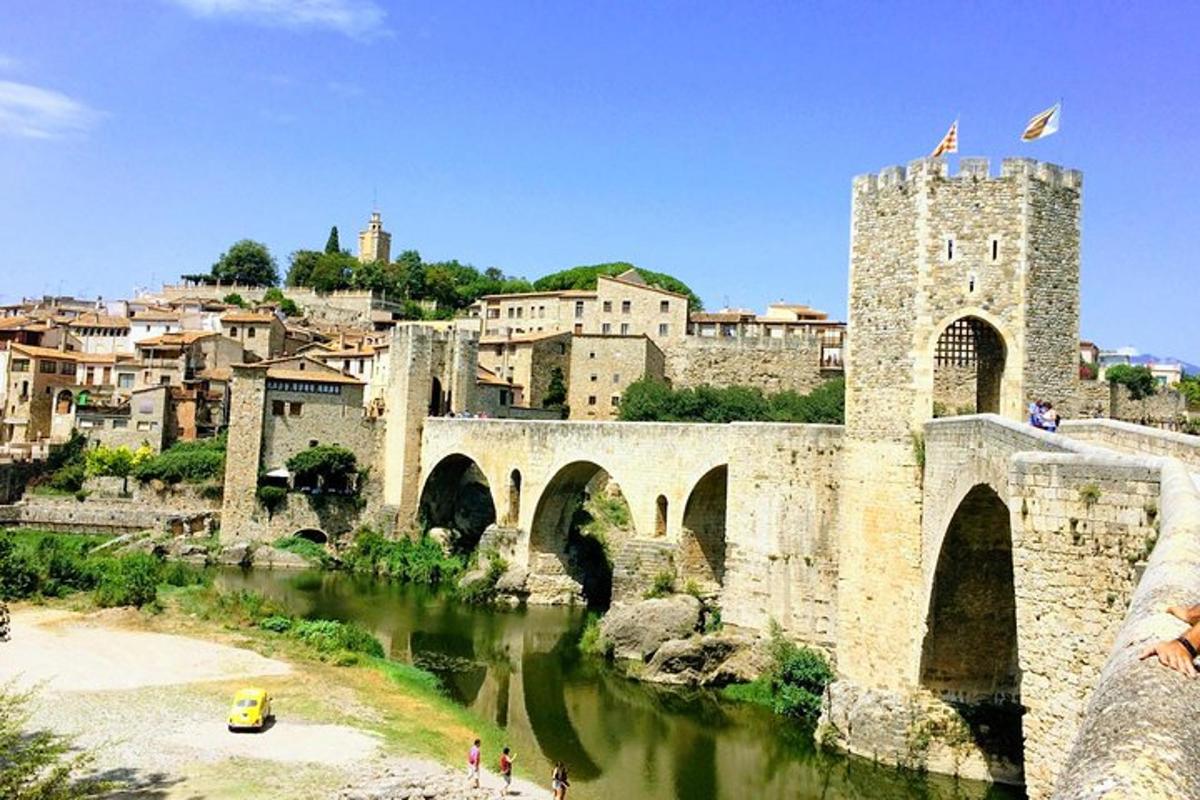un pont antic sobre un riu en una ciutat