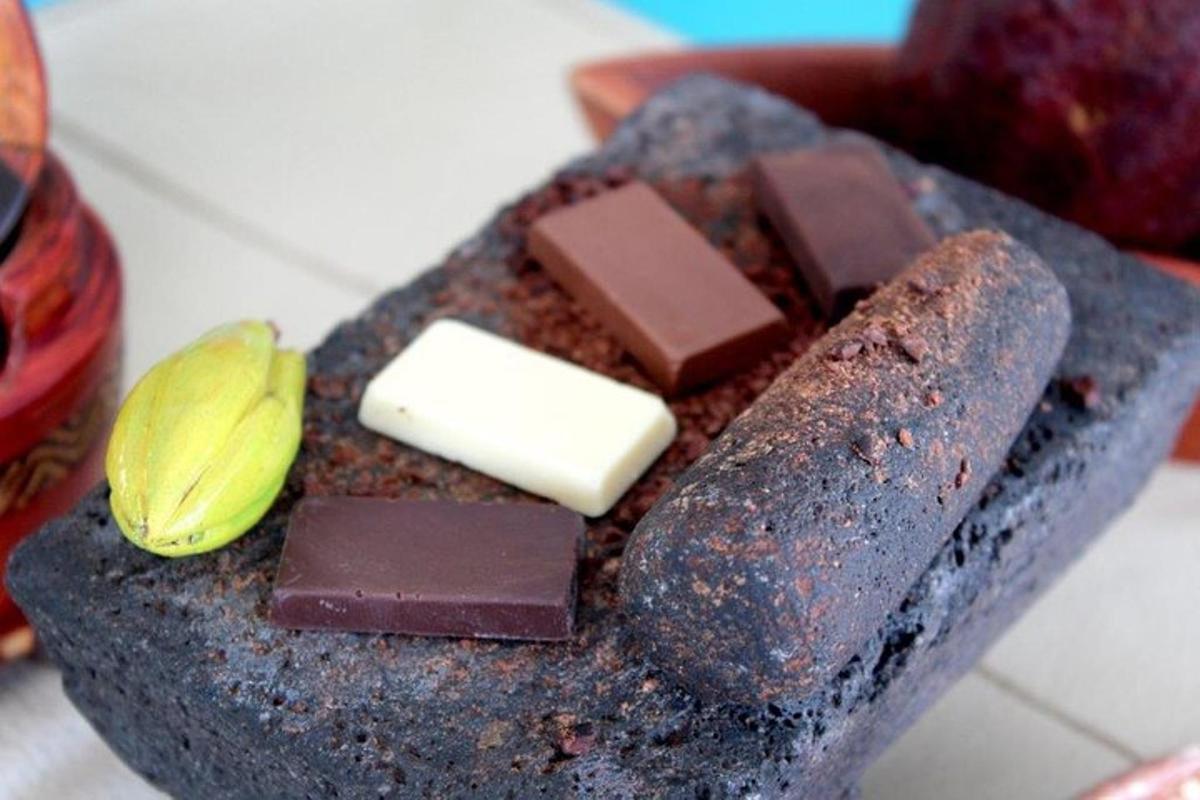 um pedaço de bolo com chocolate e uma folha em cima