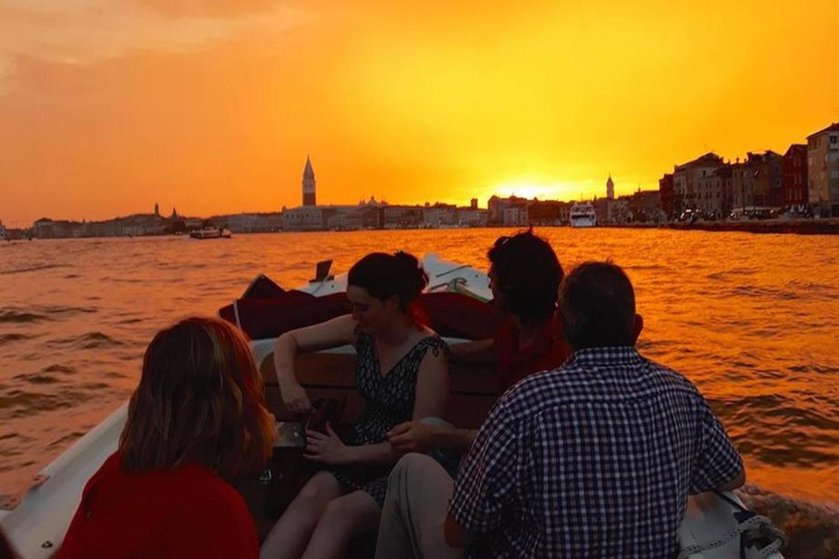 un gruppo di persone a bordo di una barca in acqua