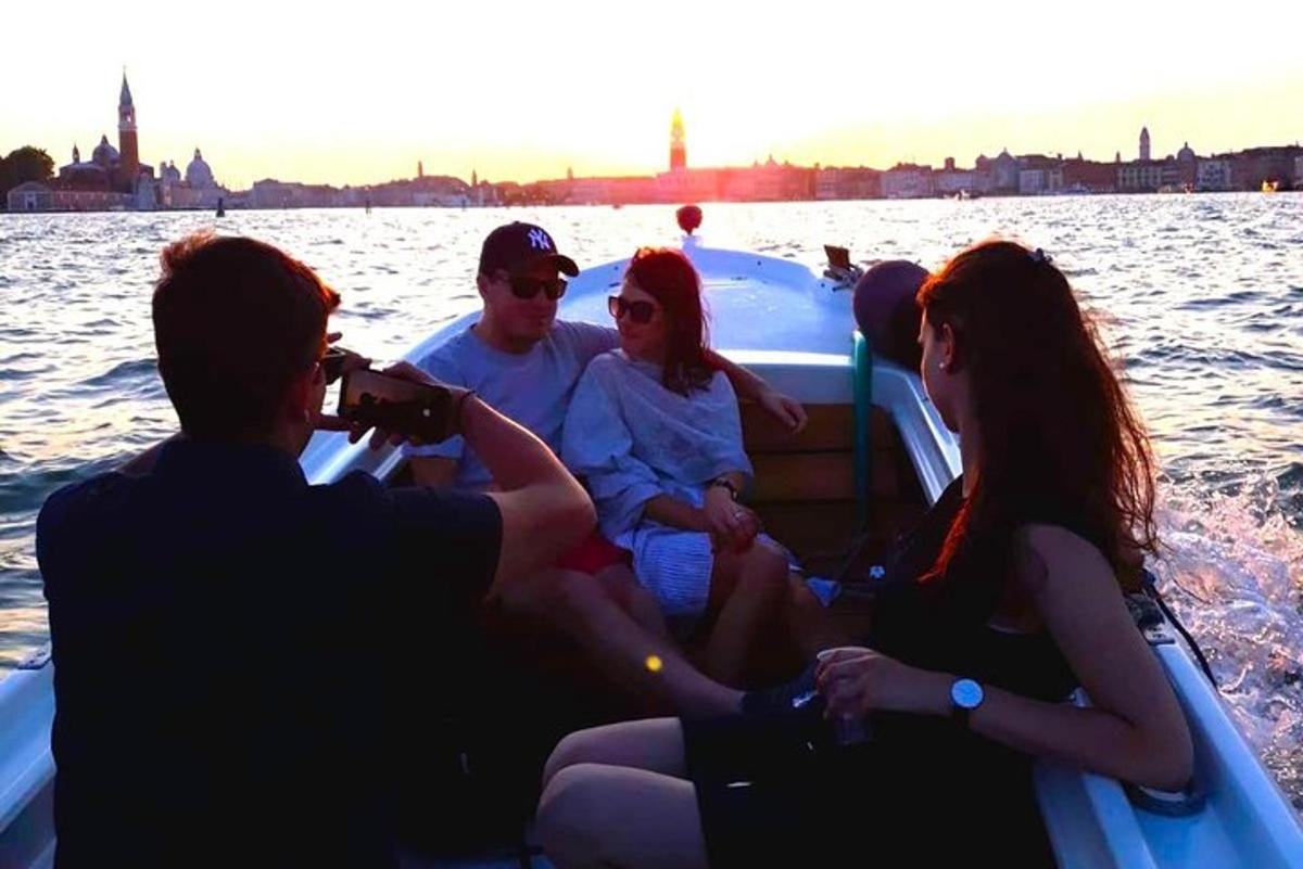 un gruppo di persone sedute su una barca sull'acqua