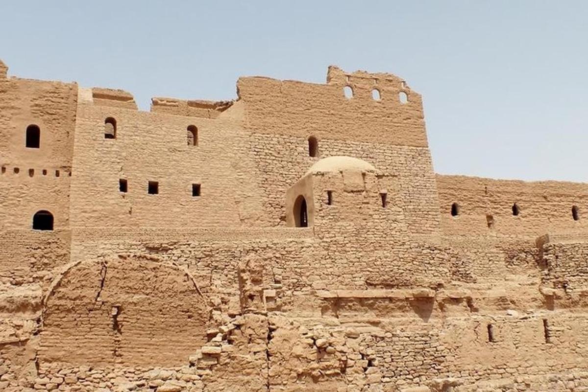 un grande edificio in mattoni in cima a una scogliera