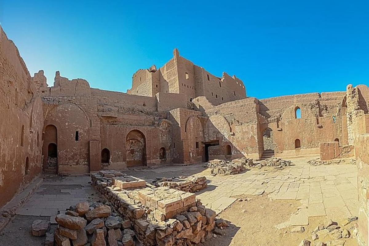un vecchio edificio con un mucchio di mattoni al suo interno