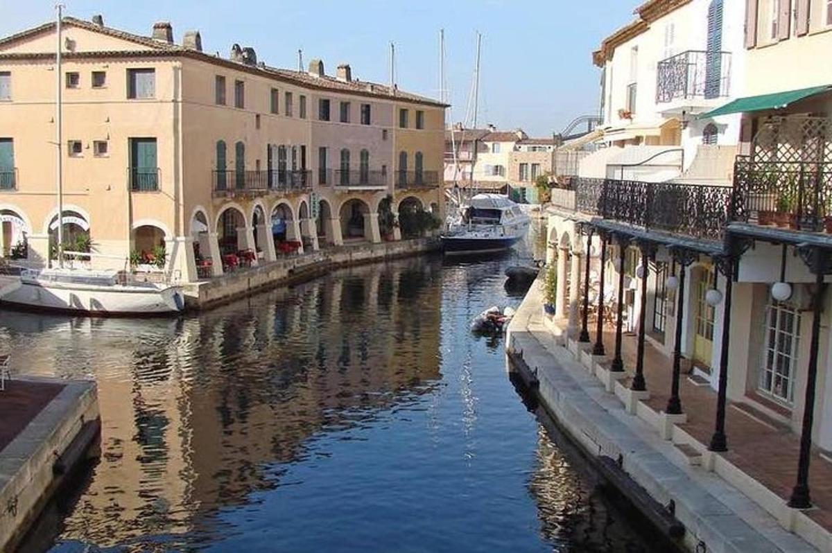 un canal amb edificis i vaixells en una ciutat