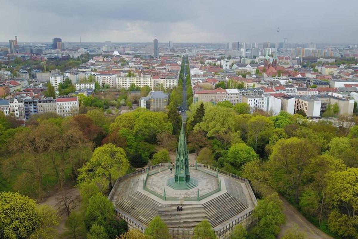 Letecký pohled na sochu ve městě