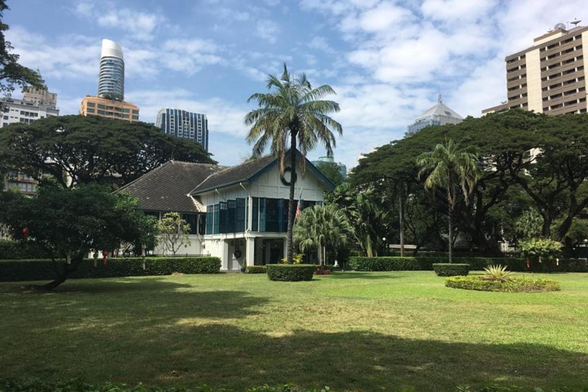 una casa con una palma in un parco