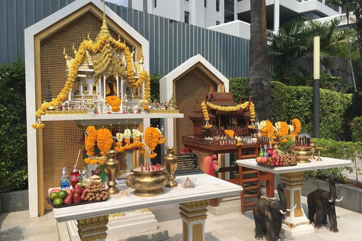 una mostra di cibo e decorazioni in un giardino