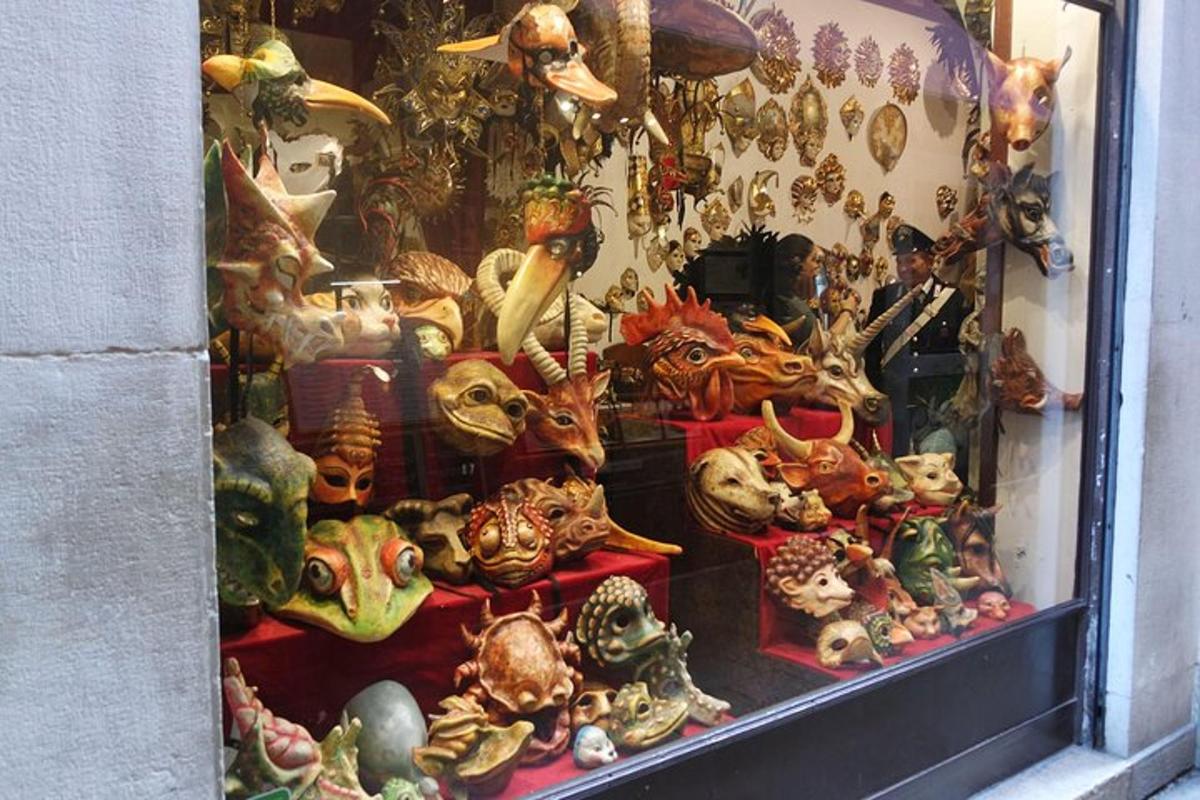 tingkap kedai yang dipenuhi dengan banyak boneka haiwan