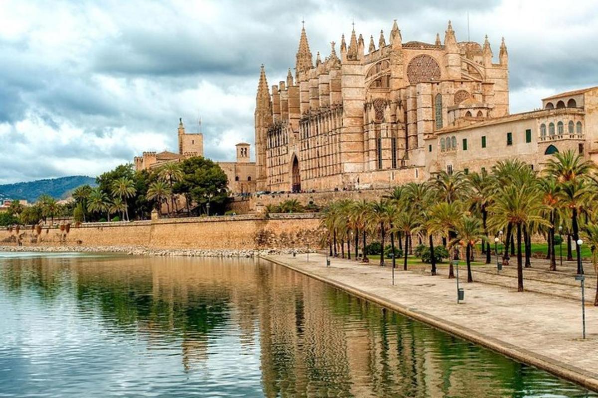 un grande edificio accanto a un fiume con palme