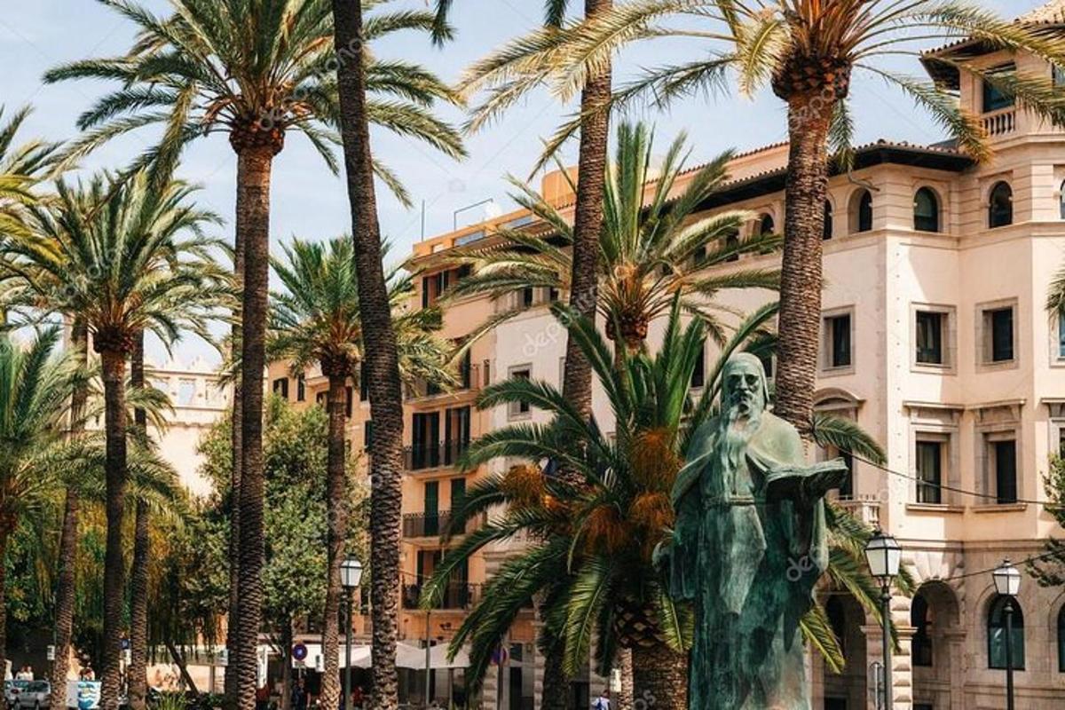 una statua davanti a un edificio con palme