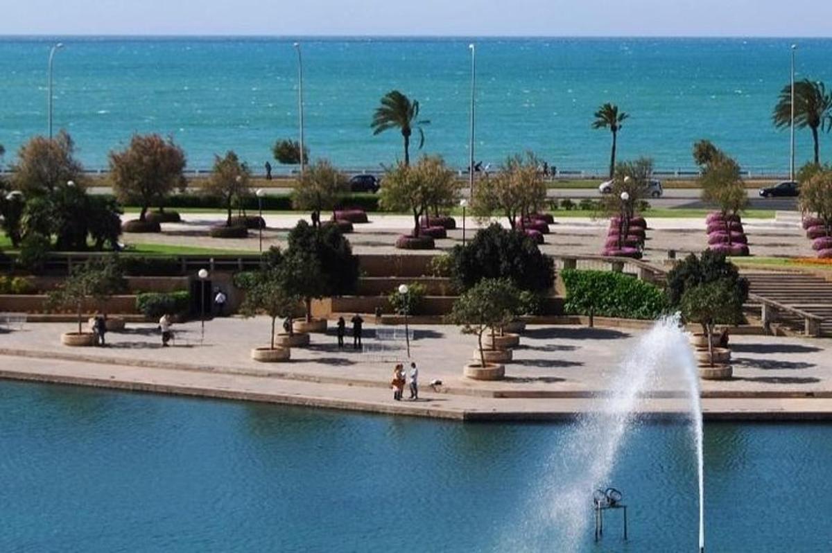una fontana in un parco con l'oceano sullo sfondo