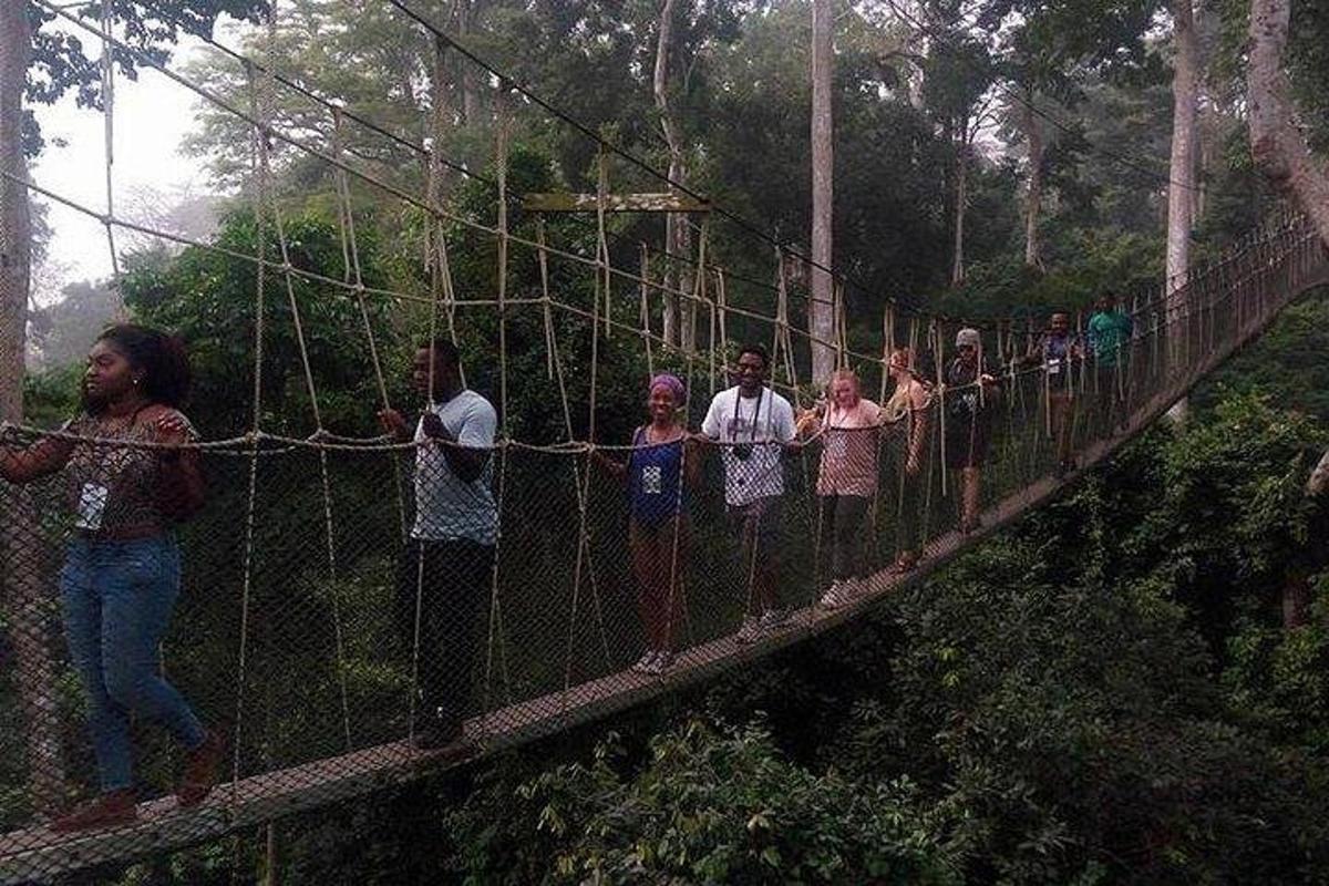 un gruppo di persone in piedi su un ponte sospeso