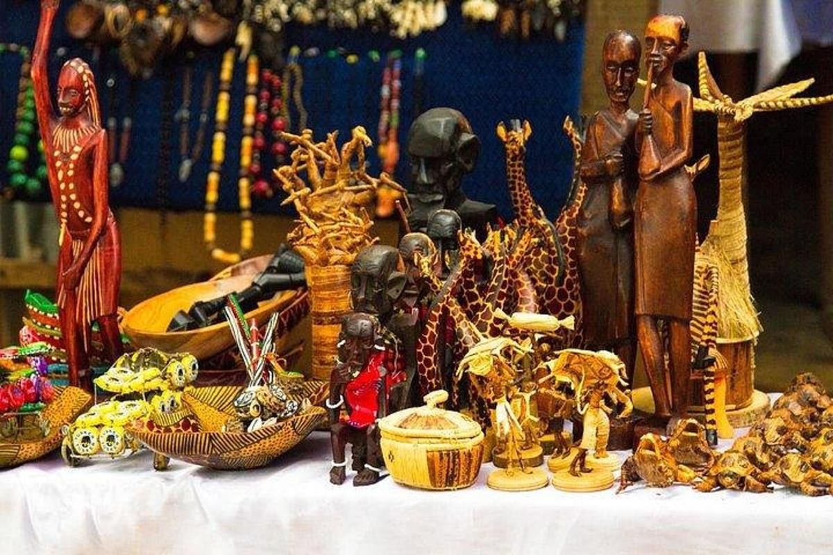 Una mesa con figuras y otros objetos sobre ella.