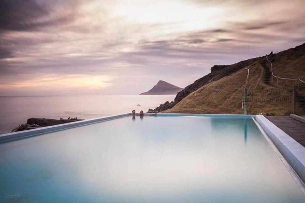 una piscina infinita con vista al océano