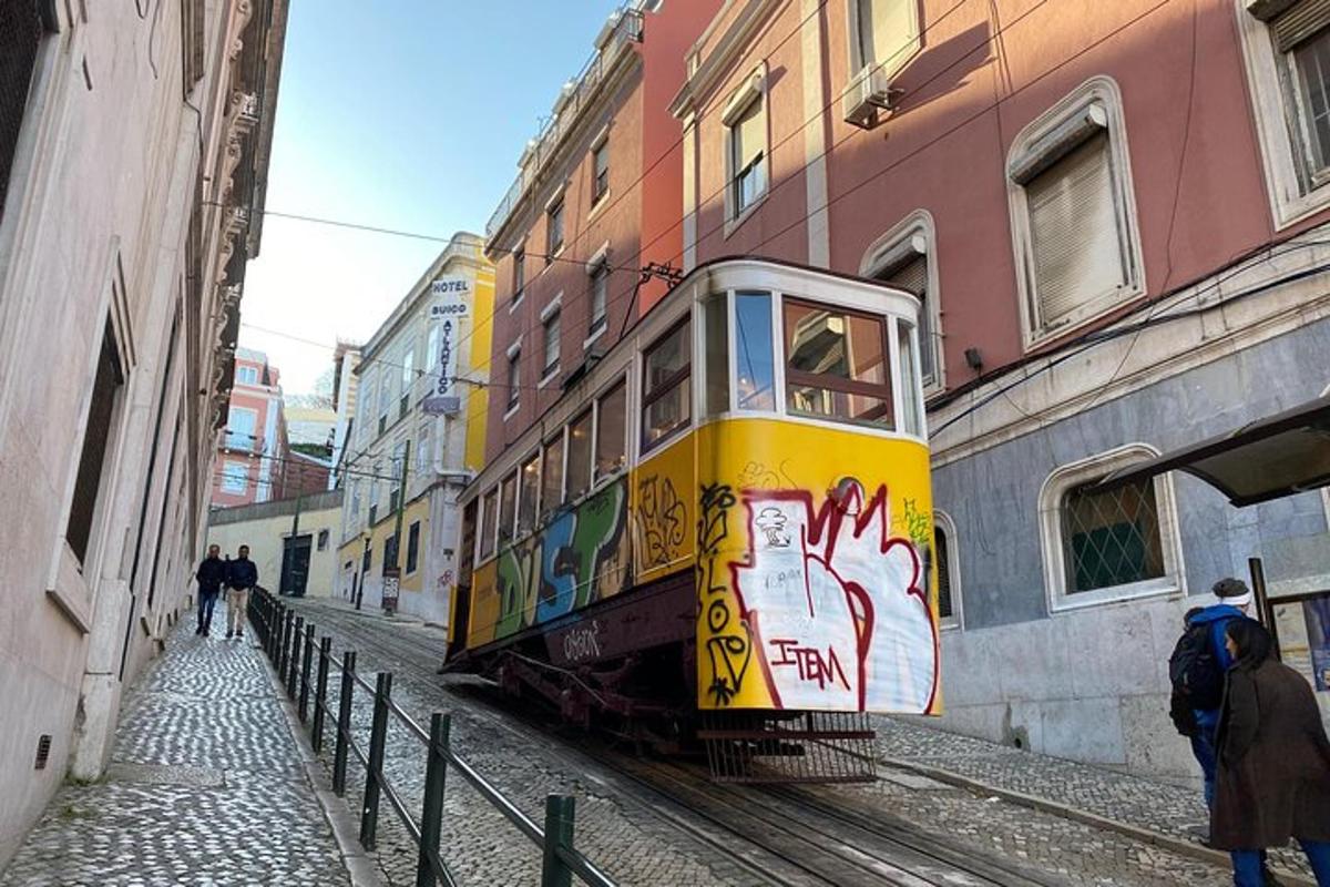 traukinys su grafiti gatvėje