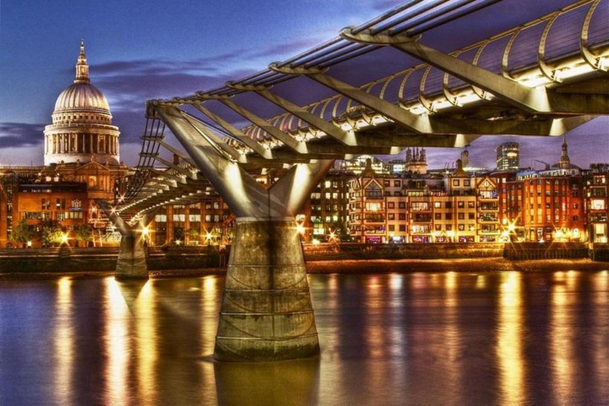 un ponte sull'acqua con una città di notte