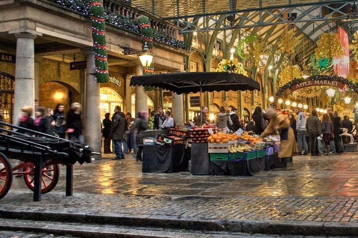 un mercato con una bancarella di frutta in un edificio