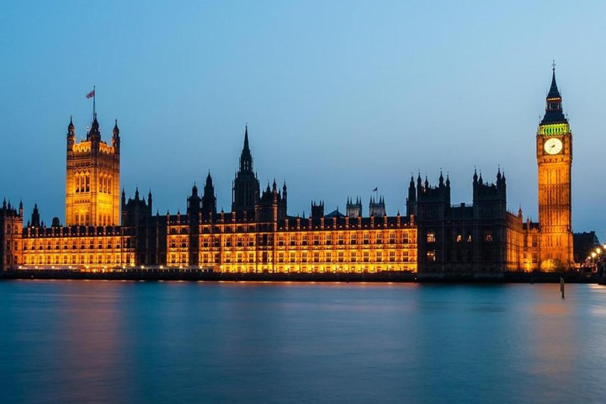 ein großes Gebäude mit einem Uhrenturm und Big Ben