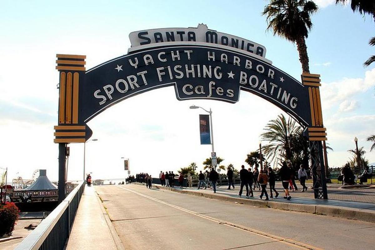 Un cartel para la cafetería de pesca deportiva y embarque del puerto de Santa Mónica.