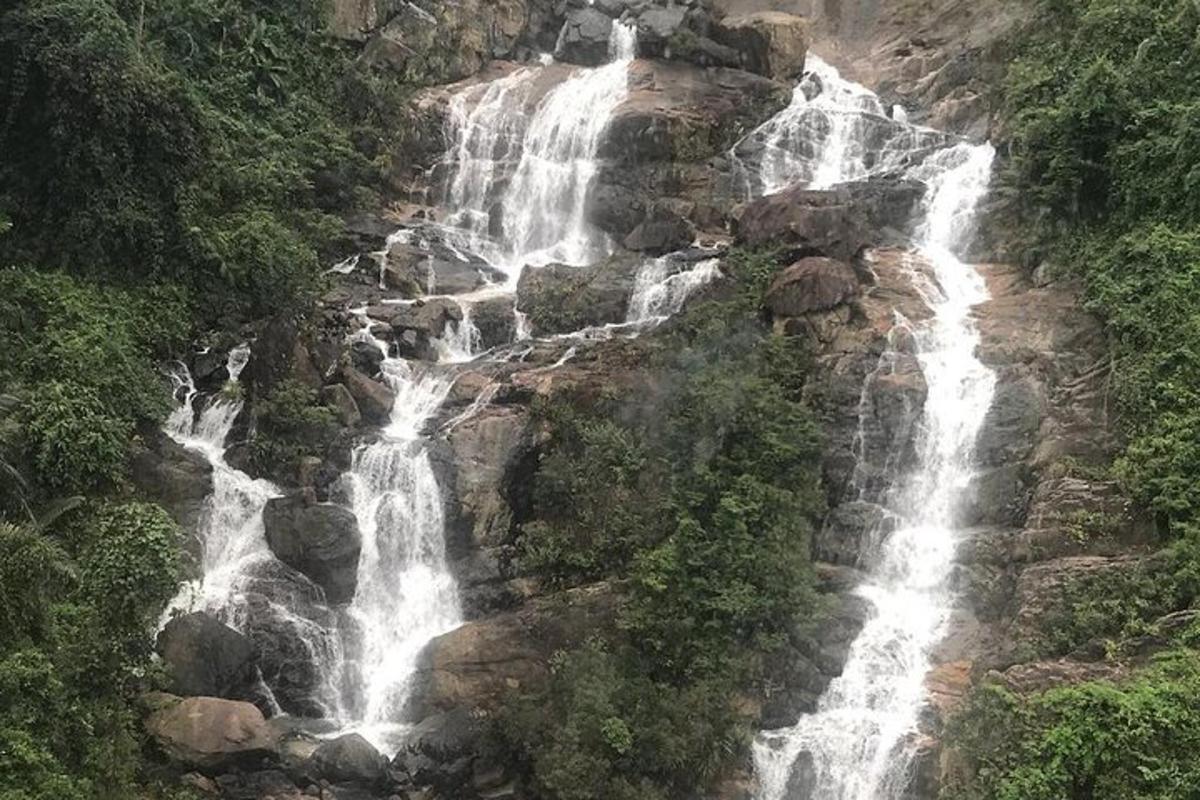 una vista aerea di una cascata nella giungla