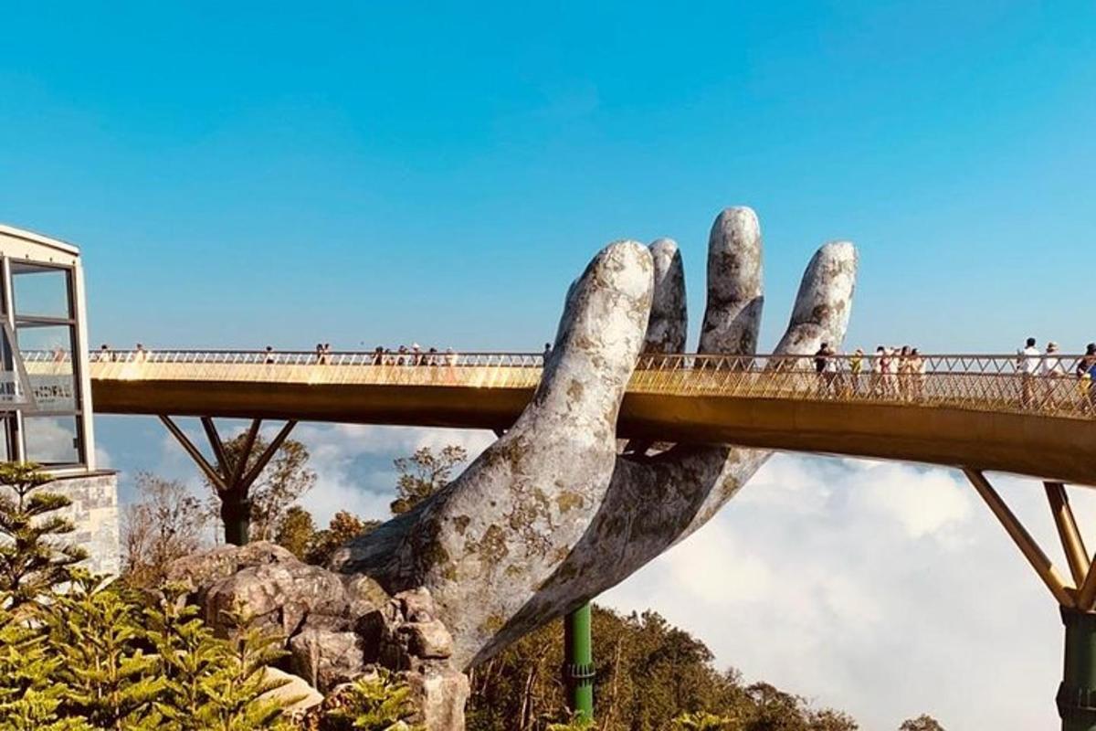 una statua di una mano che sorregge un ponte