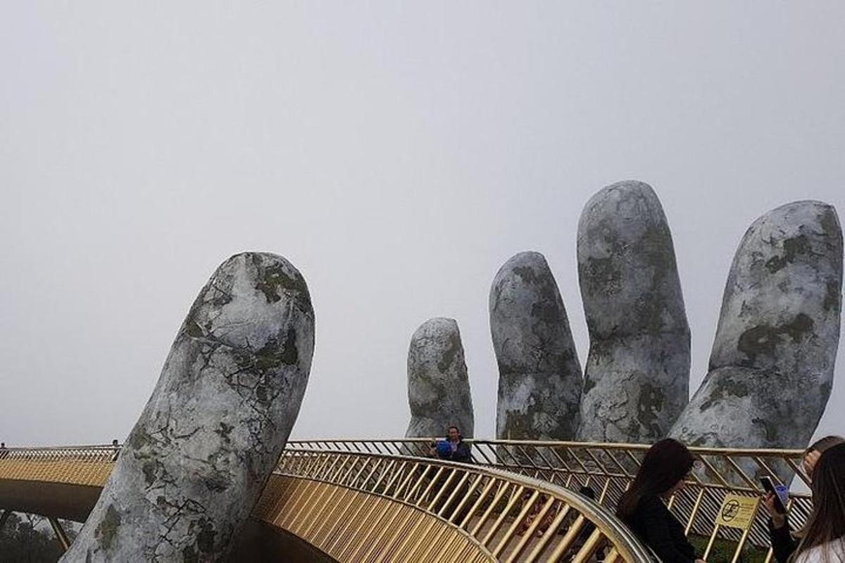 una grande mano di pietra gigante su un ponte