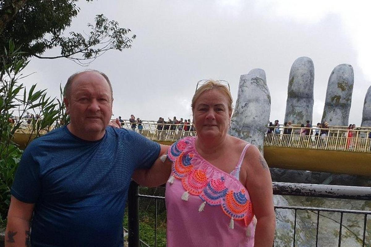 un uomo e una donna in piedi davanti a una recinzione