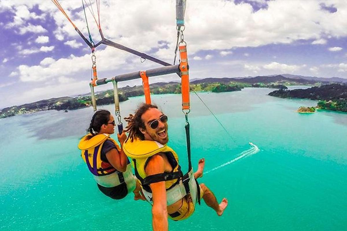 dva lidé na zip line nad vodou