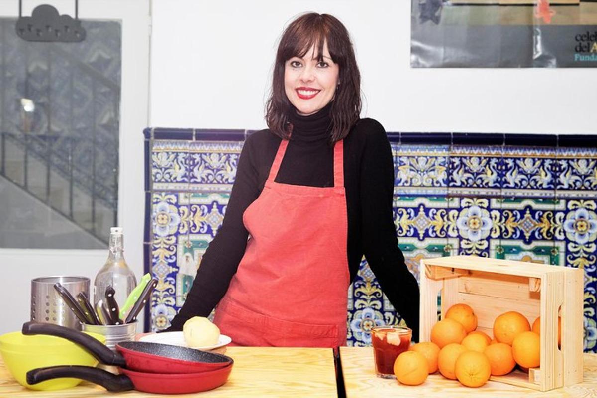 una donna in piedi in cucina con una scatola di arance