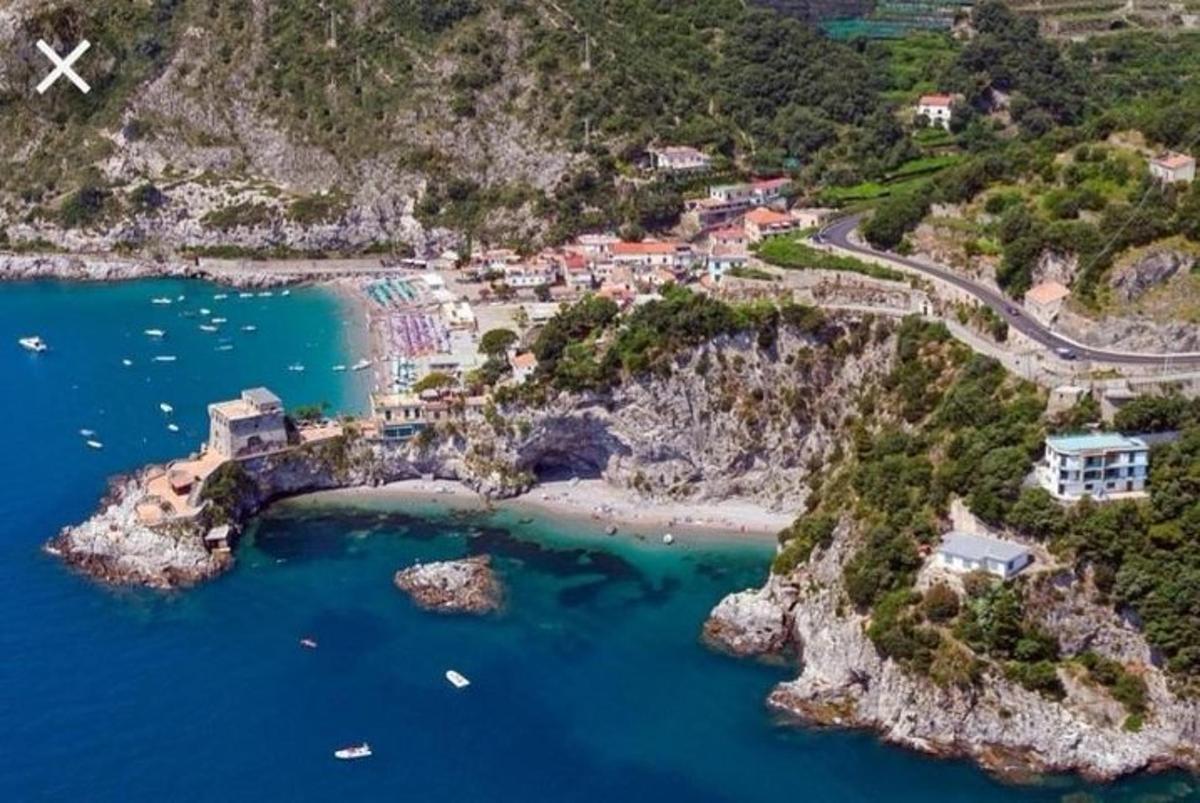 zračni pogled na plažo z modro vodo