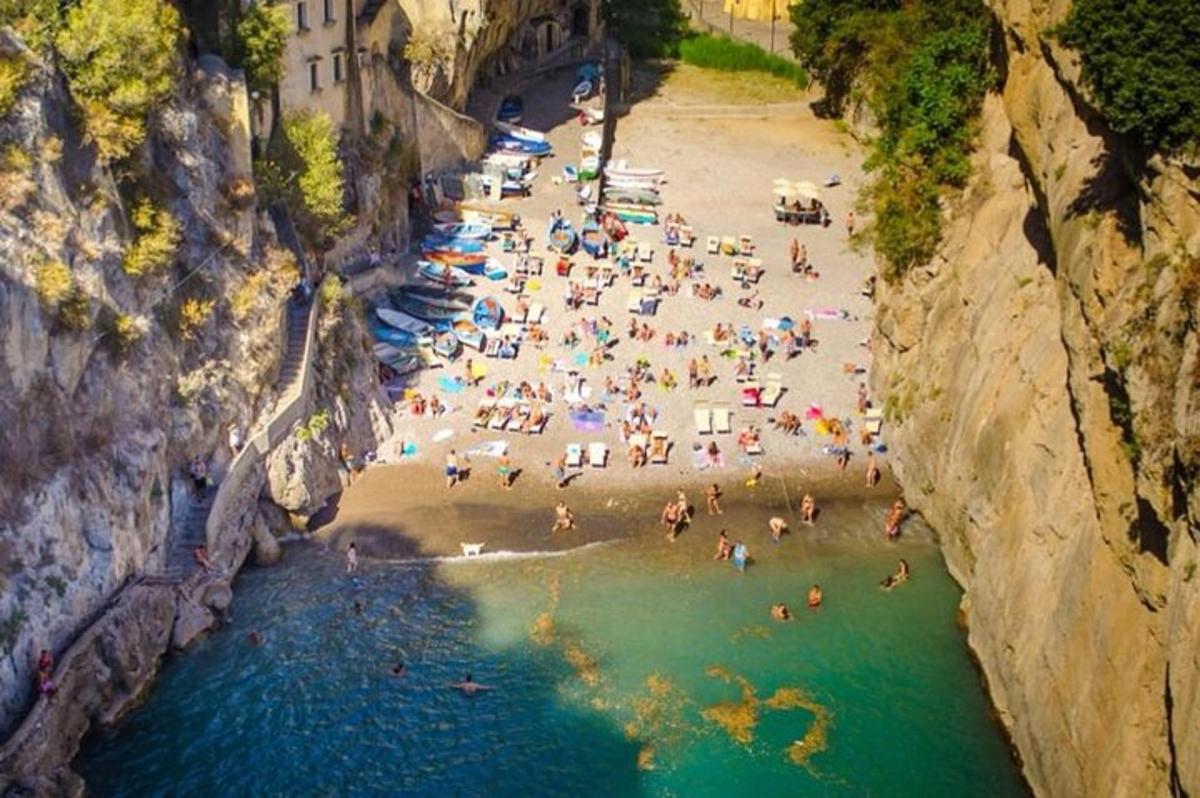 skupina ljudi na plaži v vodi