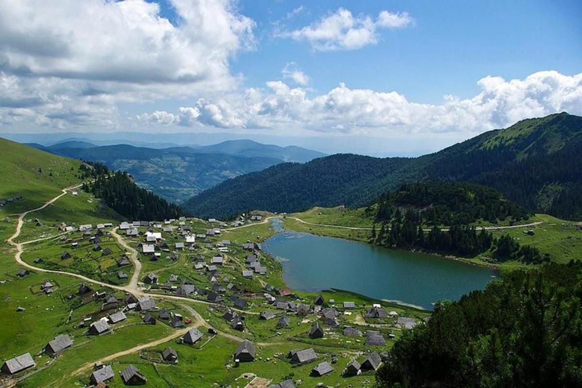 una vista aérea de un pueblo junto a un lago