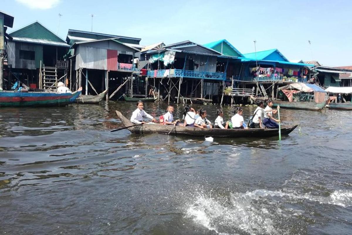 een groep mensen in een boot op het water