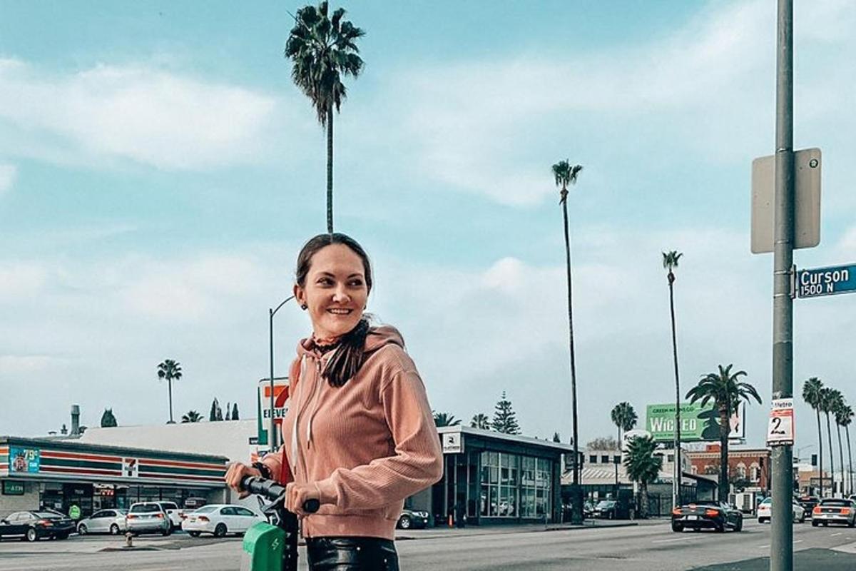 žena jedoucí na skútru na městské ulici