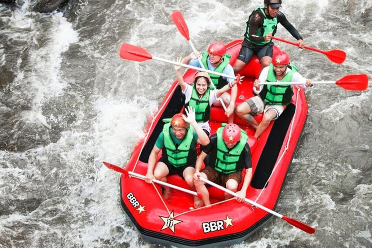 Un grupo de personas en un bote rojo en el agua.