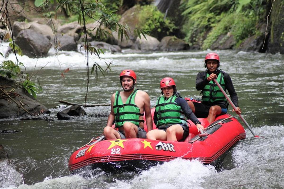 tres personas sentadas en una balsa en un río