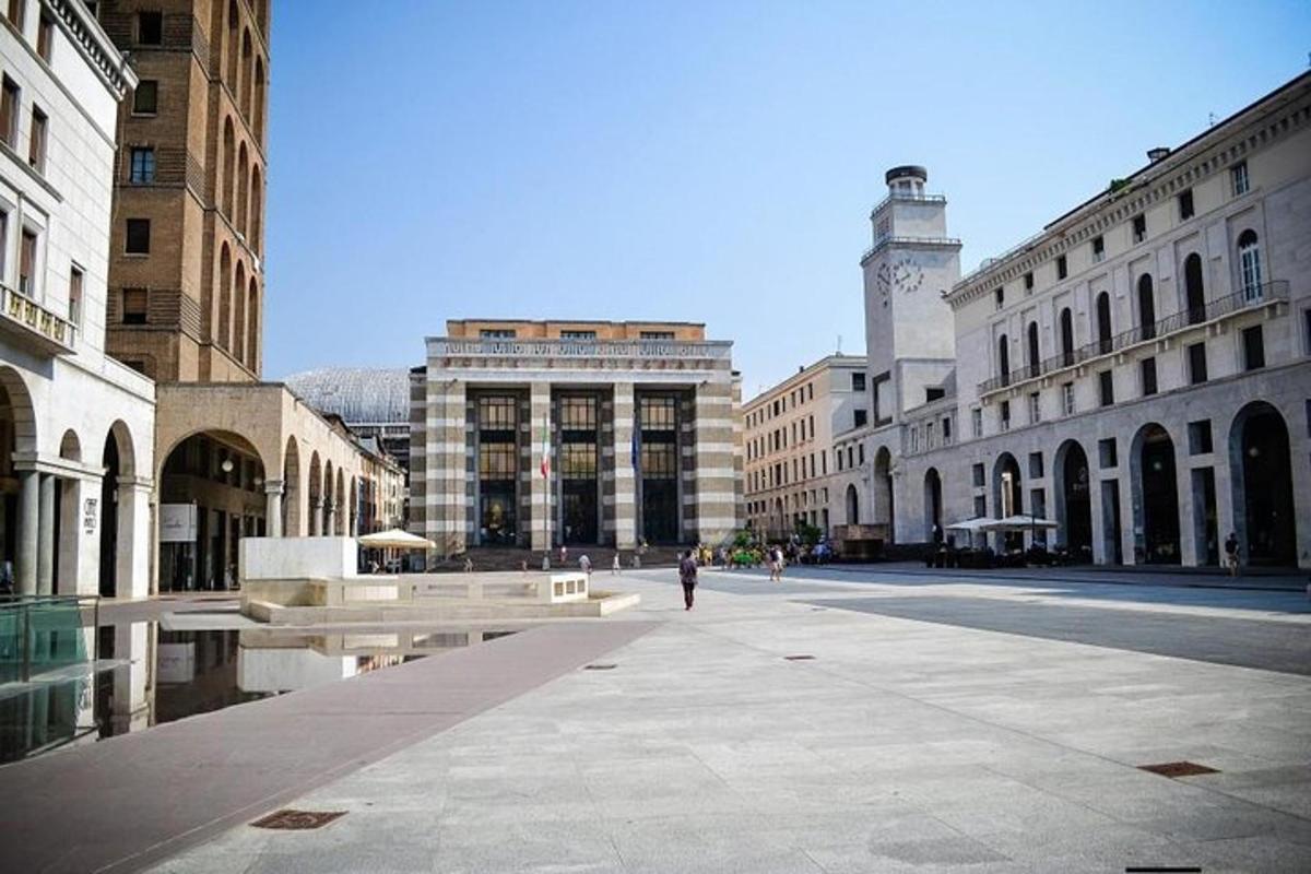 uma pessoa caminhando por uma rua da cidade com prédios