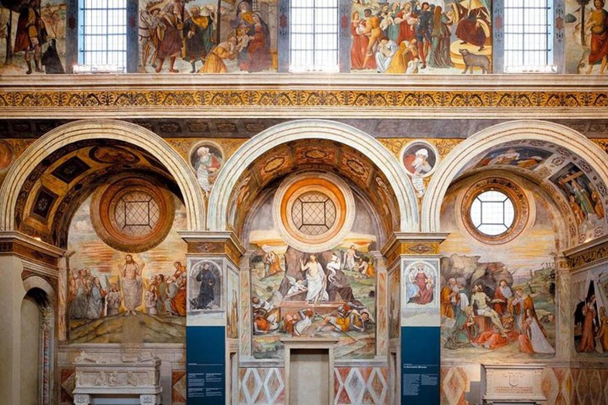 uma sala com um monte de pinturas na parede