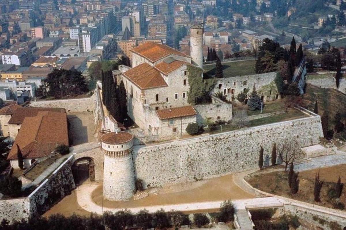 uma vista aérea de um castelo em uma cidade