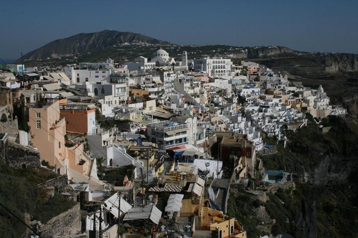Μια εναέρια άποψη μιας πόλης με λευκά κτίρια