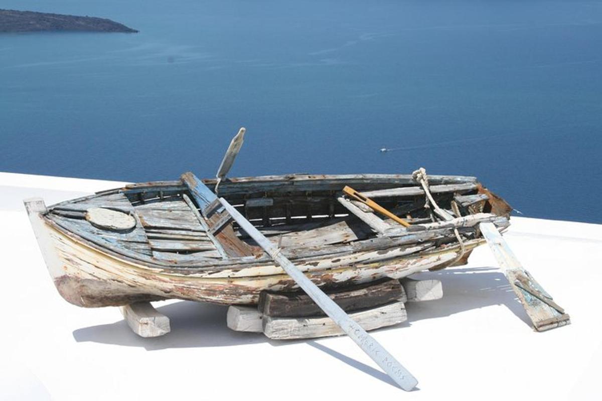 μια ξύλινη βάρκα πάνω σε ένα λευκό τραπέζι