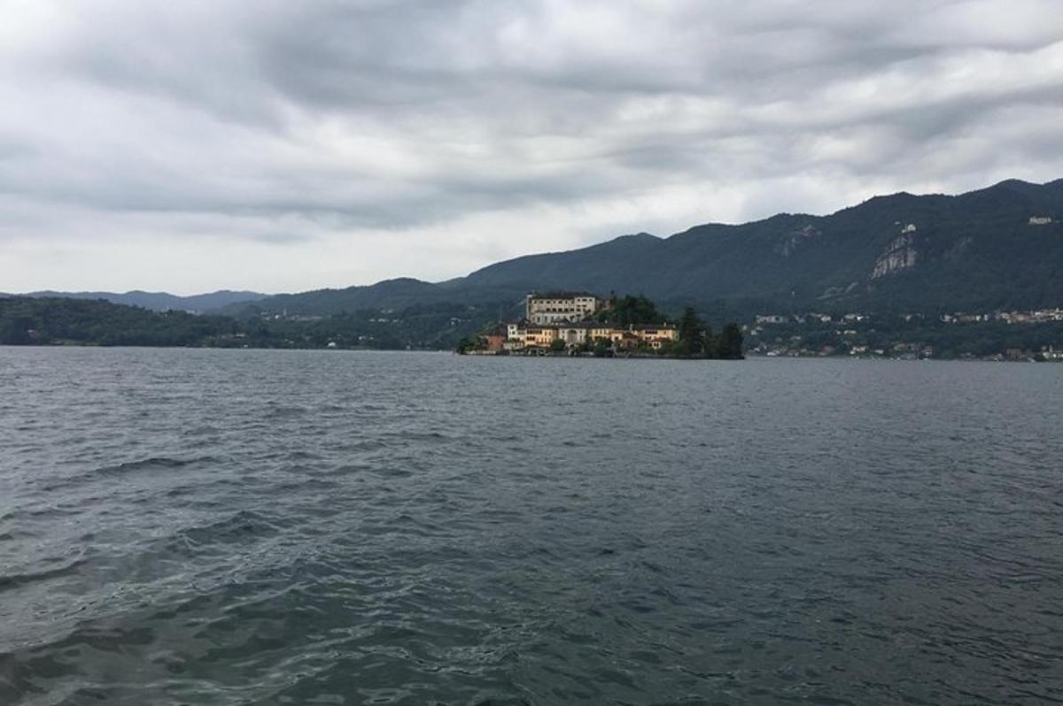ein Haus auf einer Insel mitten in einem Gewässer