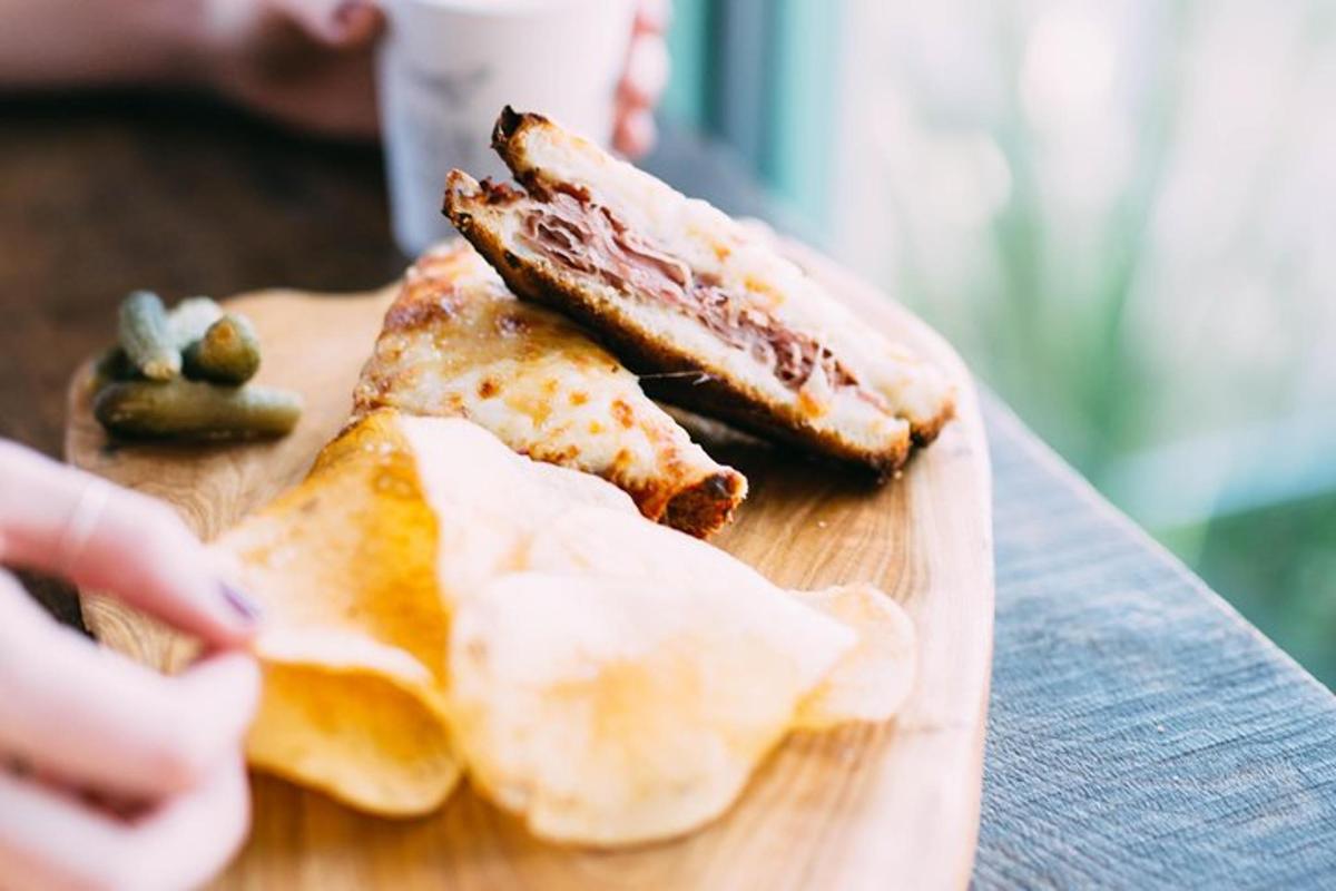 dřevěné prkénko s jídlem na stole