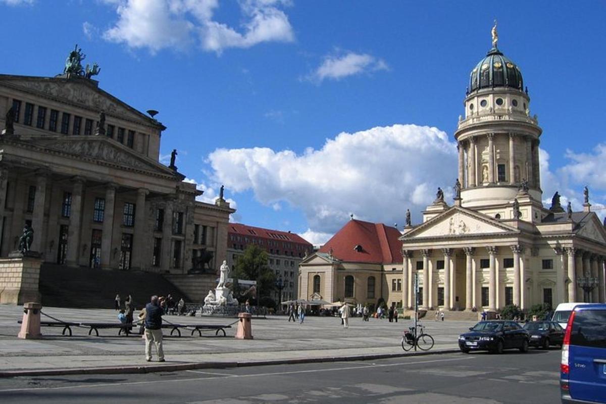 budova s hodinovou věží ve městě