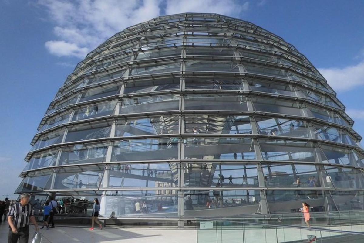sklenená kupola budovy s ľuďmi v nej