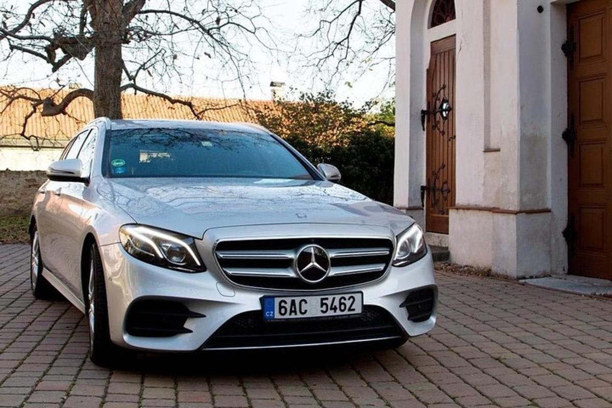 un'auto argentata parcheggiata davanti a una casa