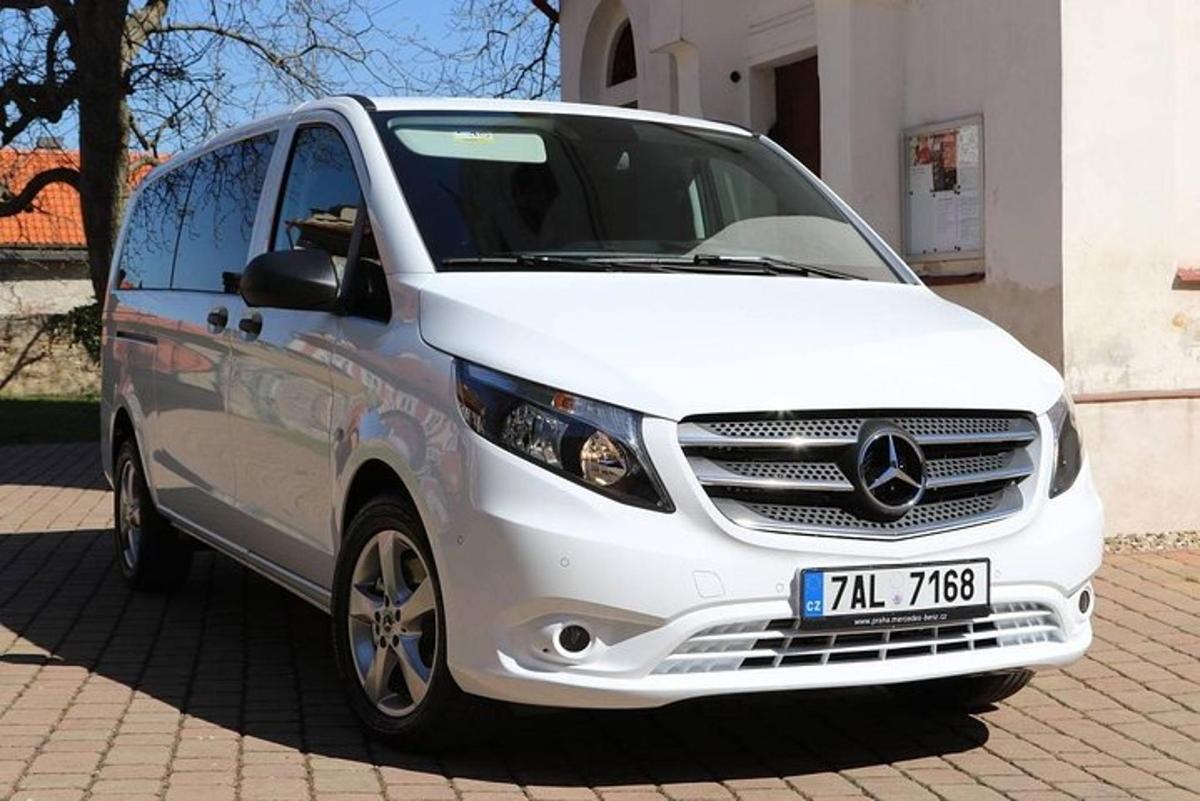 un furgone bianco parcheggiato davanti a un edificio