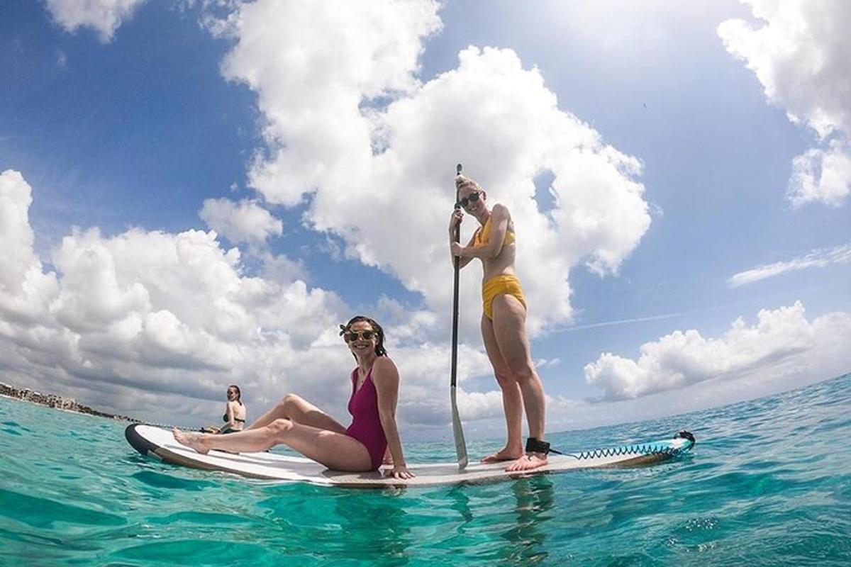 Dos personas en una tabla de paddle surf en el agua