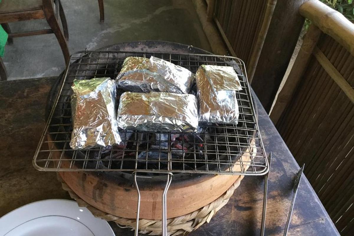 grill með mat ofan á
