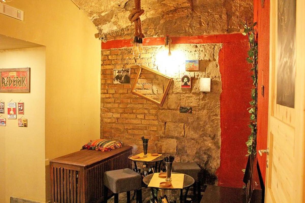 restavracija z dvema mizama in opečno steno